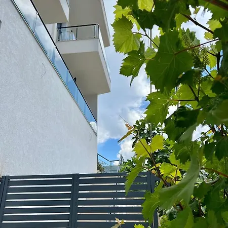Apartment Karos Central Himare
